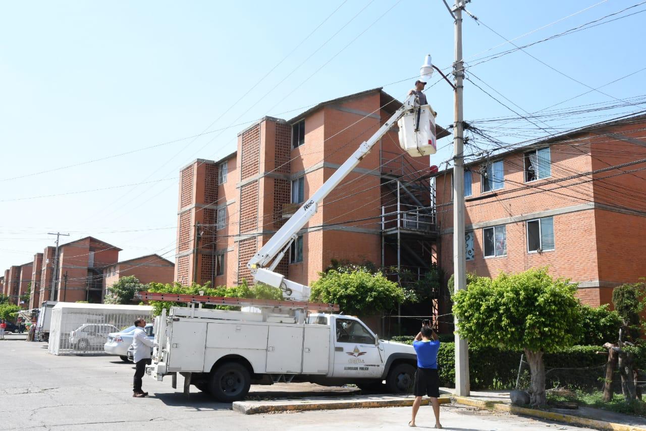 Cambian lámparas en la Unidad Habitacional Tetelcingo en Cuautla