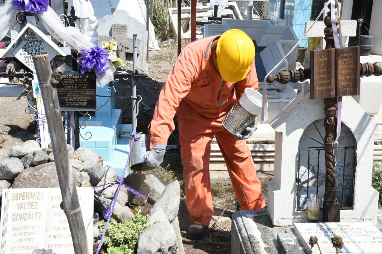 Limpian panteones de Cuautla de criaderos de mosquitos