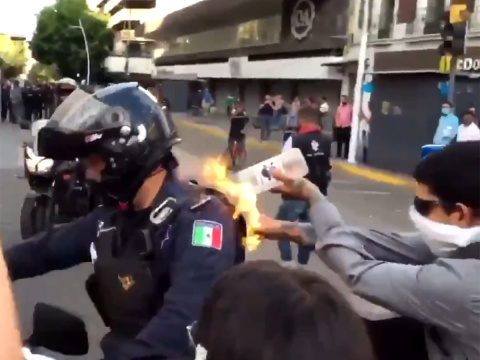[VIDEO] Prenden fuego a policía en protestas de Jalisco