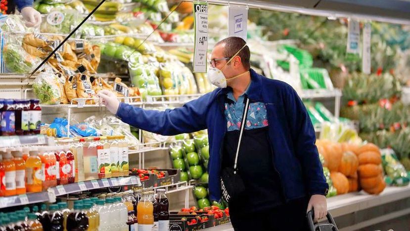 ¿Cuánto puede vivir el COVID-19 en las cosas que compras del supermercado?