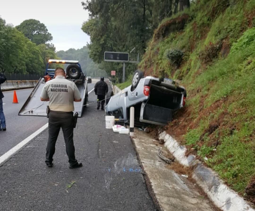 Vuelca camioneta en la México-Cuernavaca
