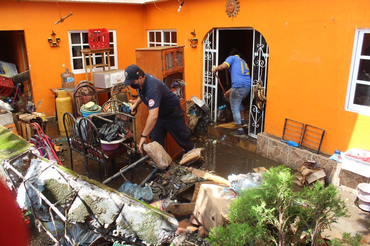 Se inundan por el desbordamiento de un canal en Cuernavaca
