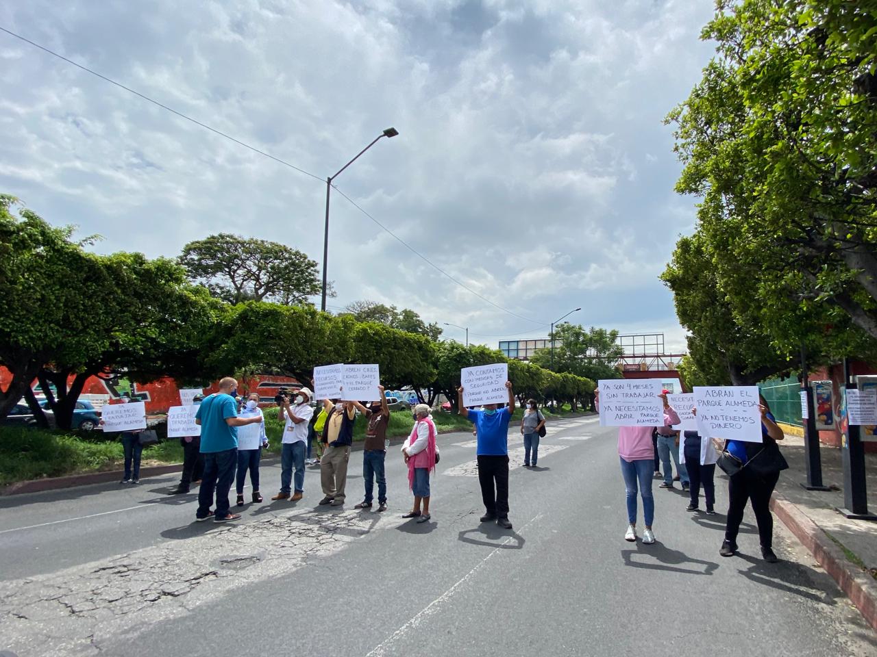 Comerciante de La Alameda Cuernavaca piden que los dejen vender