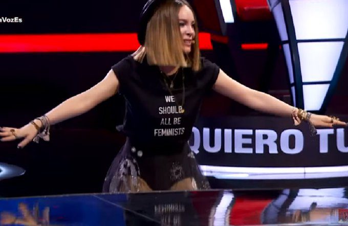 Belinda se arrodilla ante una participante de La Voz