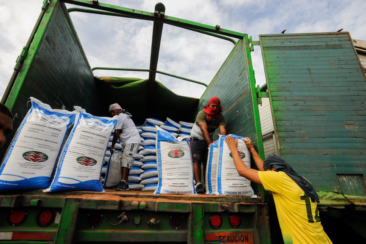 Entregan fertilizante a productores de Ayala