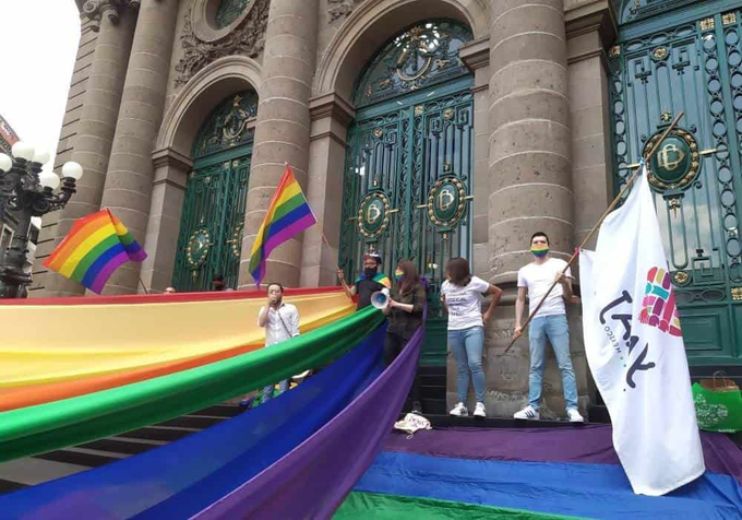 Prohíben terapias para ‘convertir a gays’ en CDMX