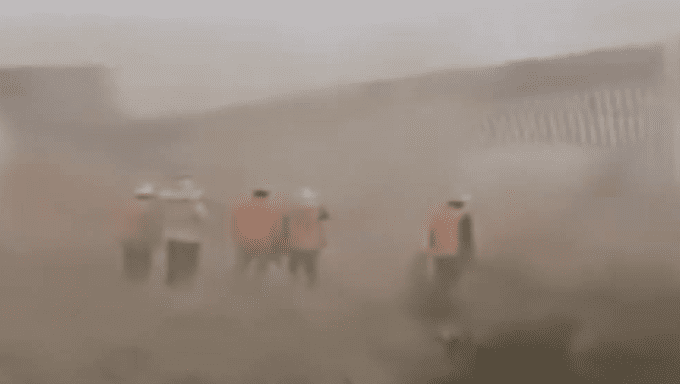 [VIDEO] Hanna derriba el muro de Trump en la frontera de México con EU