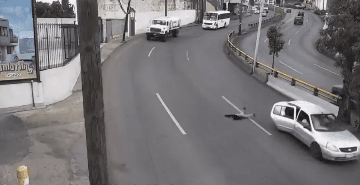 [VIDEO] Niño cae de auto en marcha y se salva de milagro