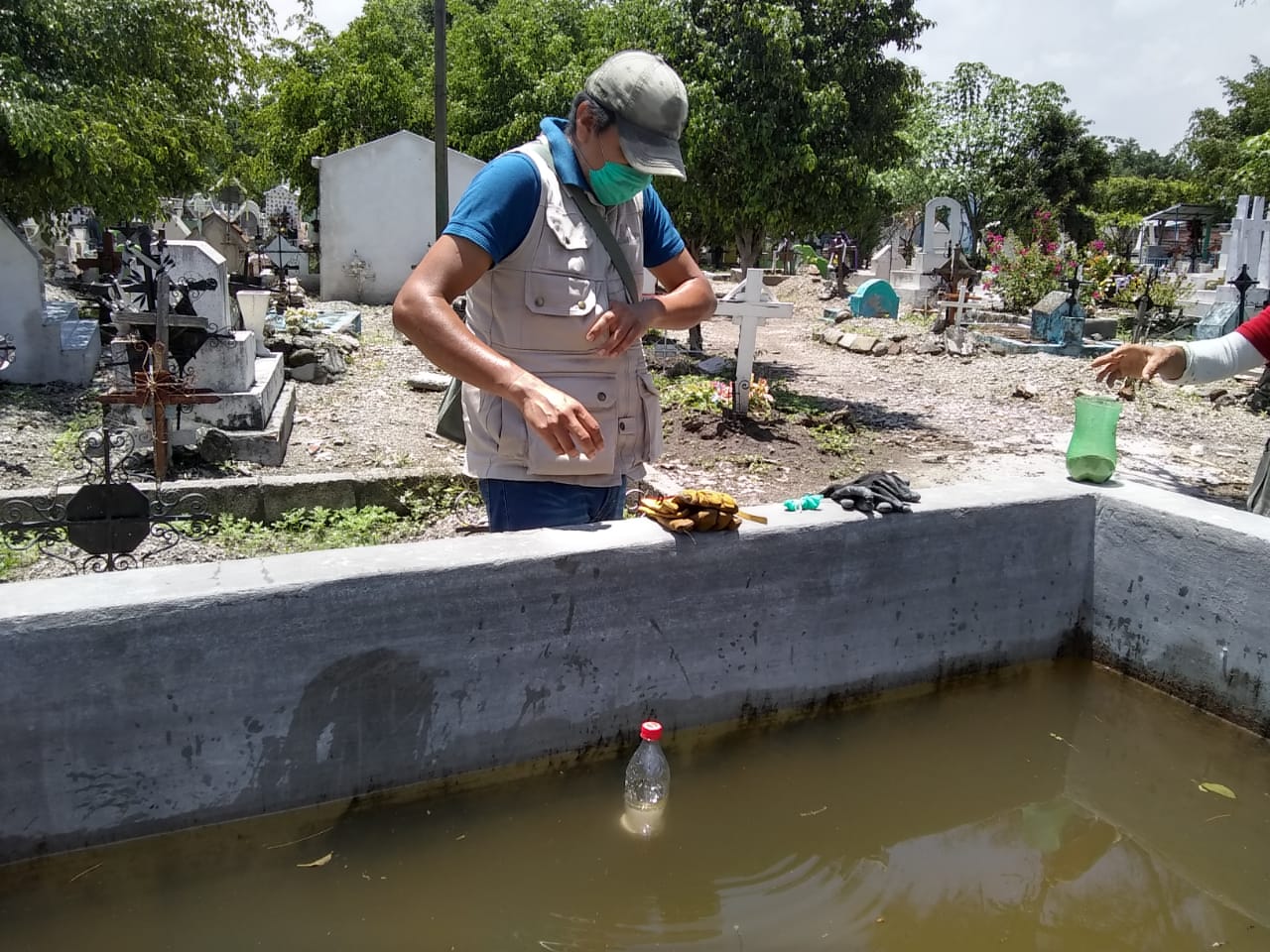 Terminan descacharrización y limpieza de panteones contra el dengue
