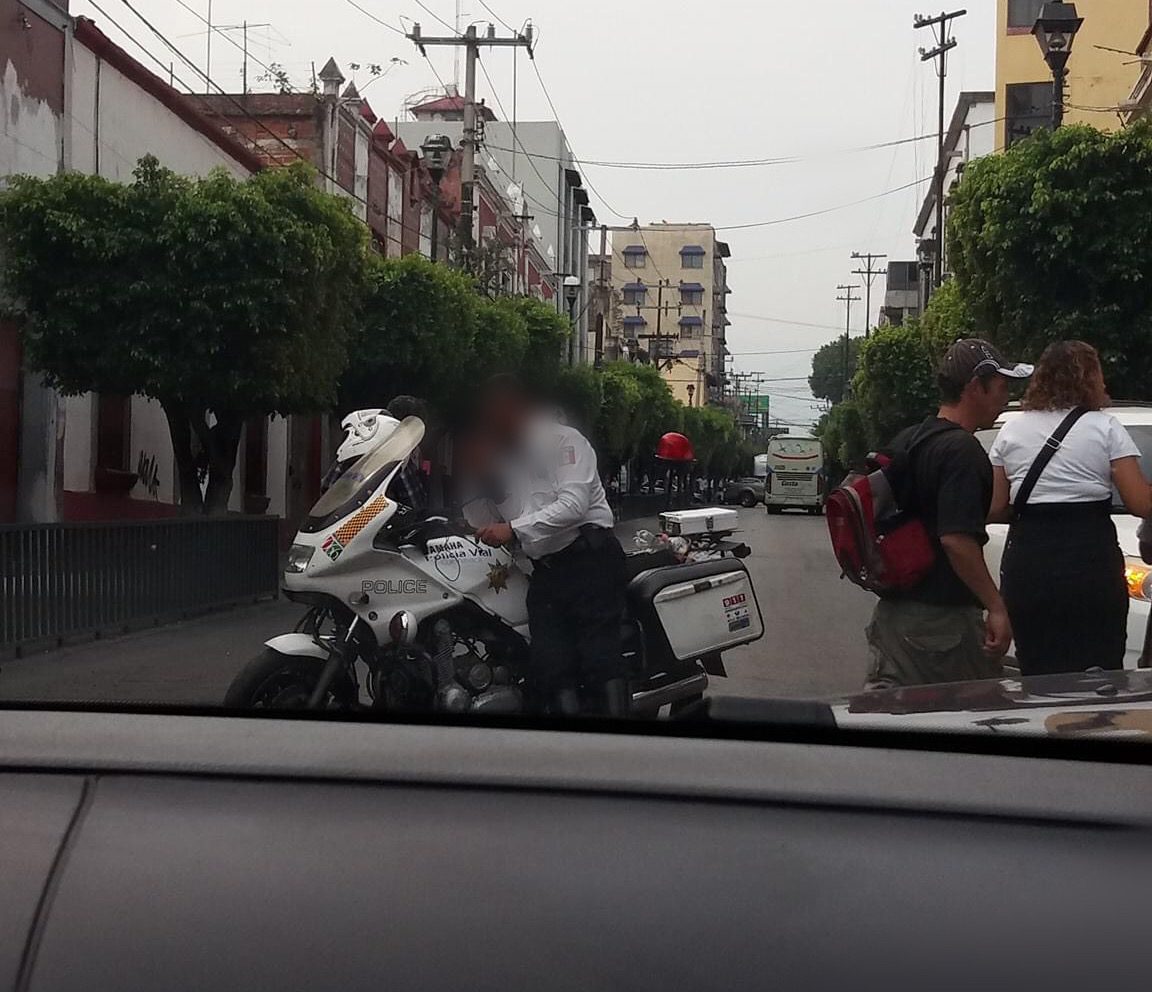 Detienen a oficial de tránsito de Cuernavaca por exigir 10 mil pesos de ‘mordida’