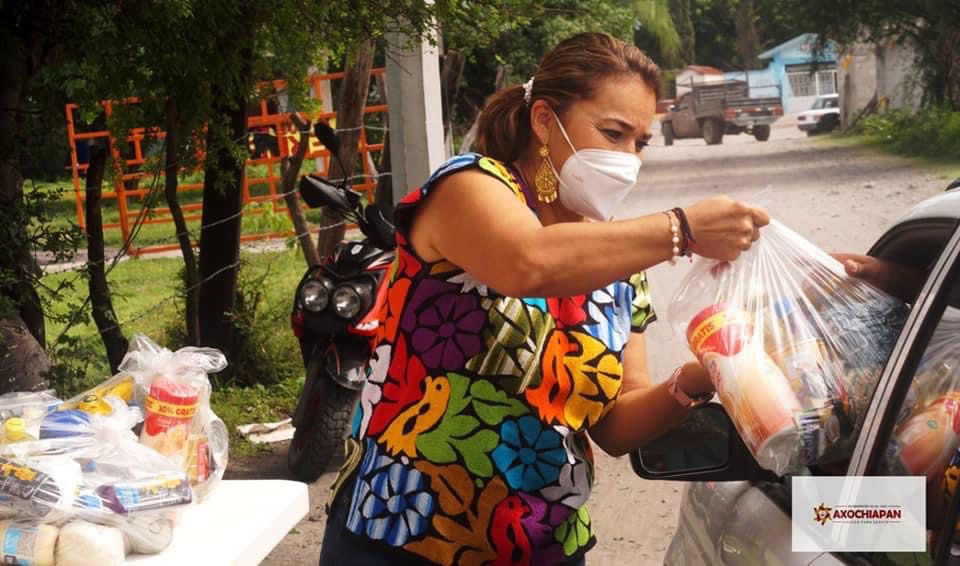 Entregan apoyo alimentario a taxistas de Axochiapan