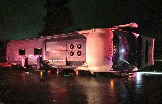 [IMÁGENES] Vuelca camión en la México-Toluca, pasajeros quedaron debajo del autobús