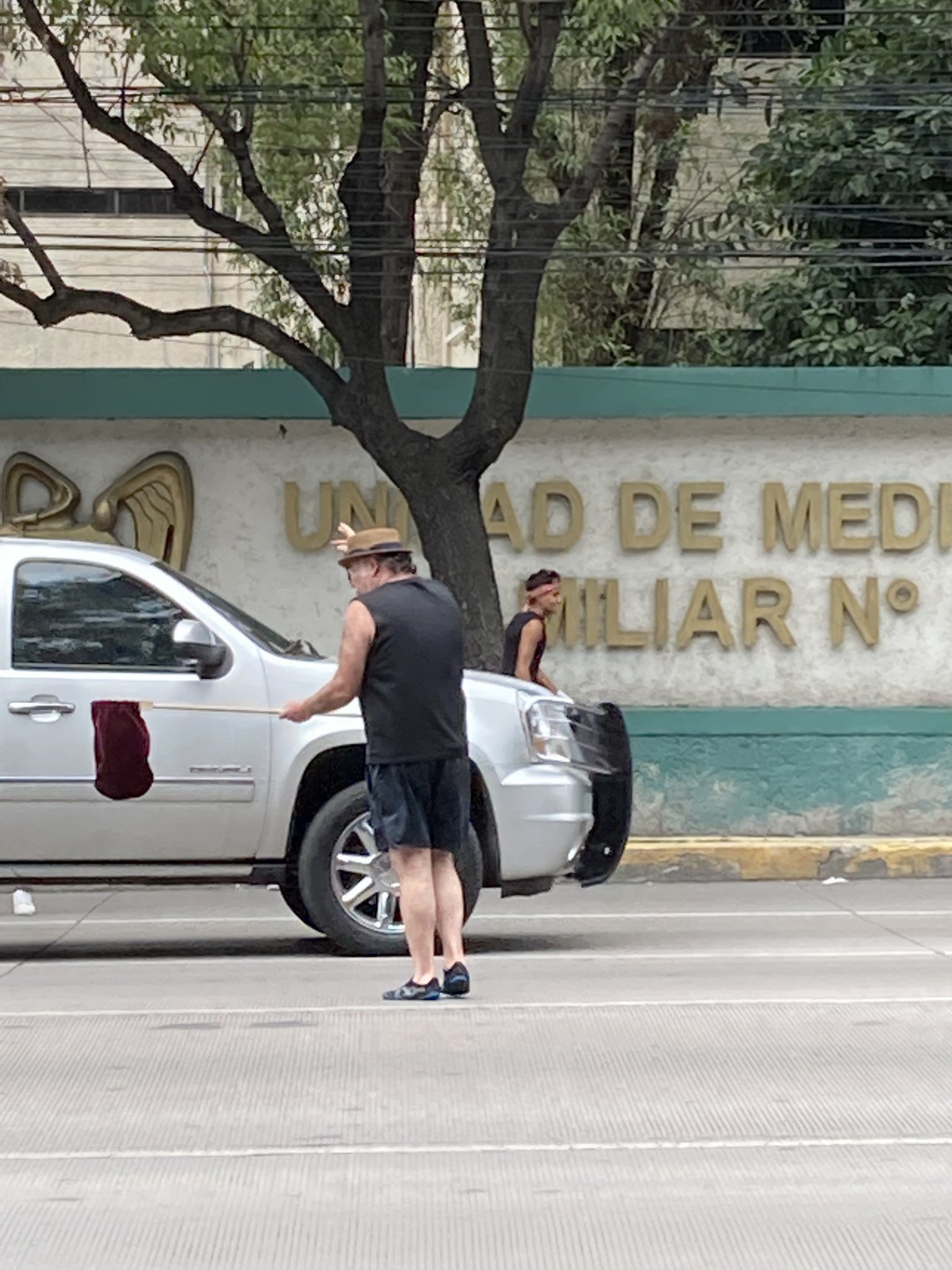 Captan a Jesús Ochoa pidiendo dinero en cruceros de CDMX