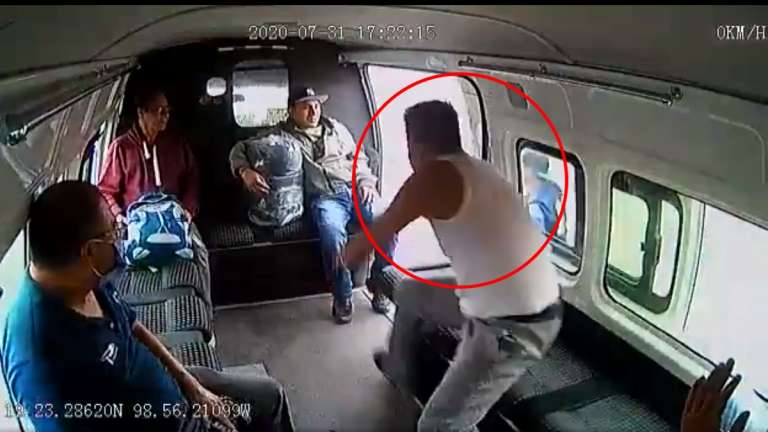 [VIDEO] Intenta asaltar combi y pasajeros le dan una PALIZA