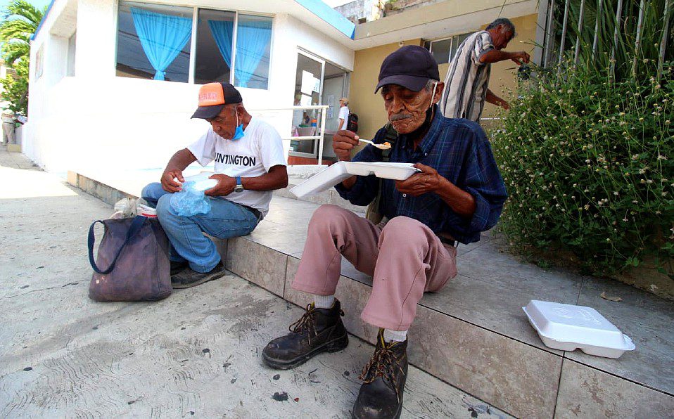Abuelito Camina más de 3 kilómetros solo para conseguir comida
