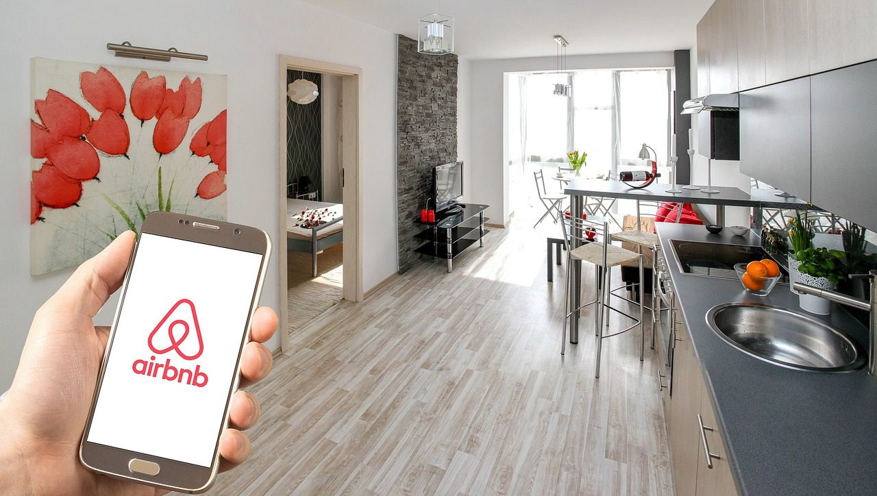 Airbnb, prohíbe fiestas en sus alquileres.