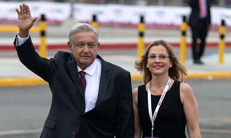 AMLO y Beatriz Gutiérrez buscan ser marcas