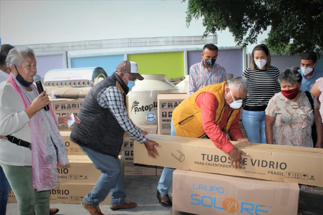 Entregan tinacos y calentadores de agua a familias de Ayala