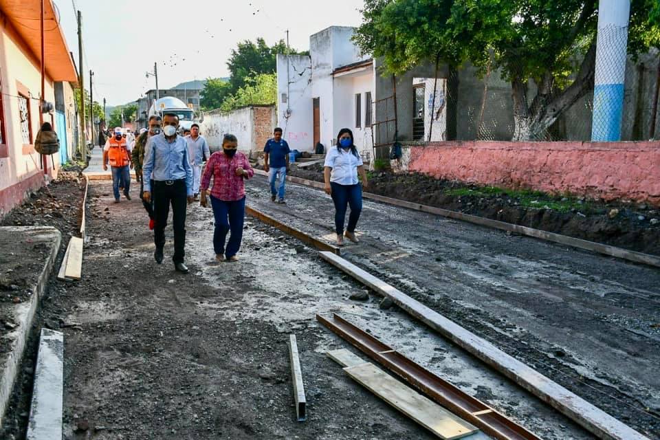 Avanzan obras de pavimentación en colonias de Ayala