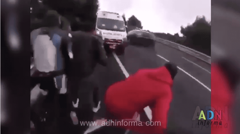(VIDEO) Camioneta embiste ambulancia y a un grupo de personas en la México-Cuernavaca