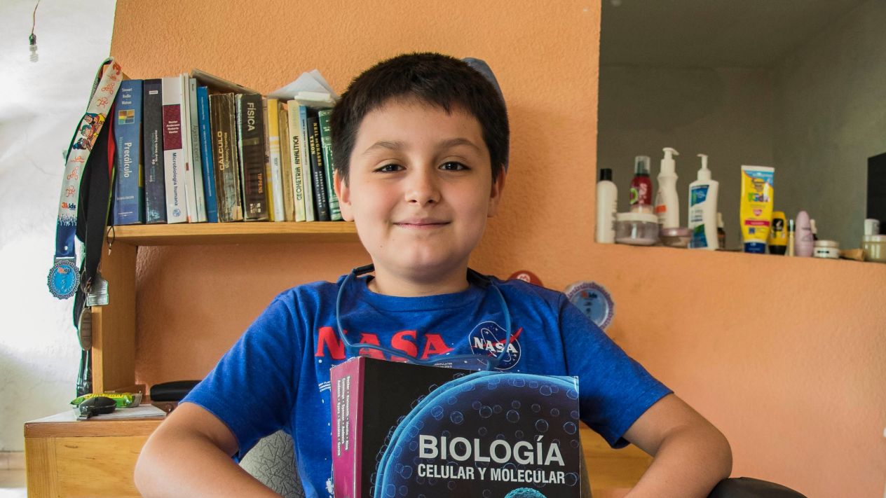 Admiten en una segunda carrera a niño genio mexicano