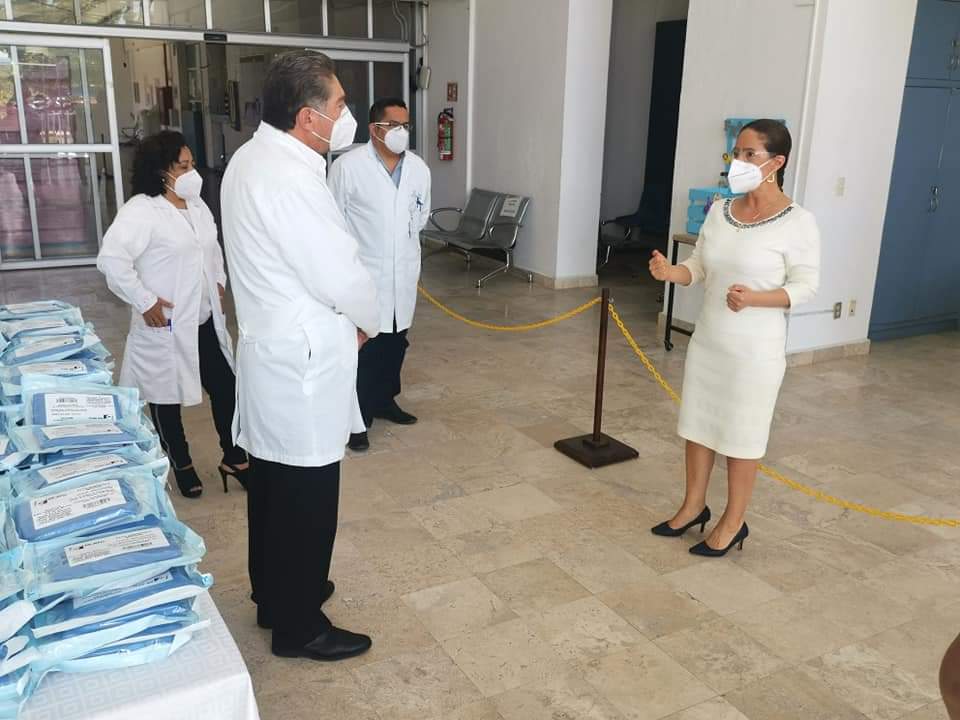 Entrega diputada material especial para personal médico que atiende pacientes por COVID-19