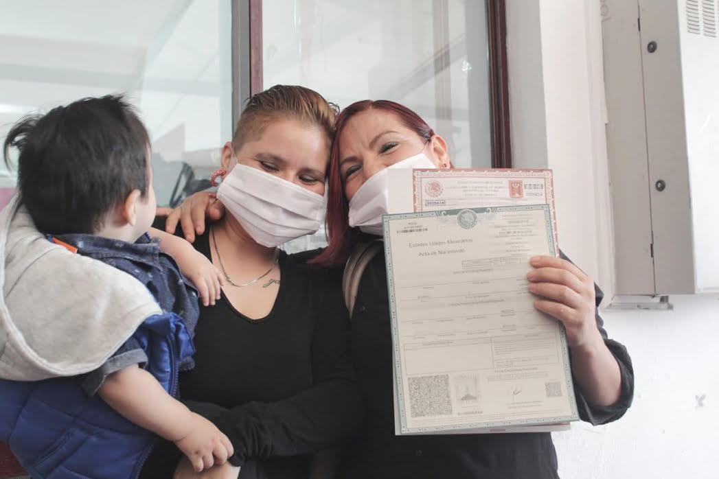Matrimonio de mujeres logra registrar a su hijo con sus apellidos en Cuernavaca