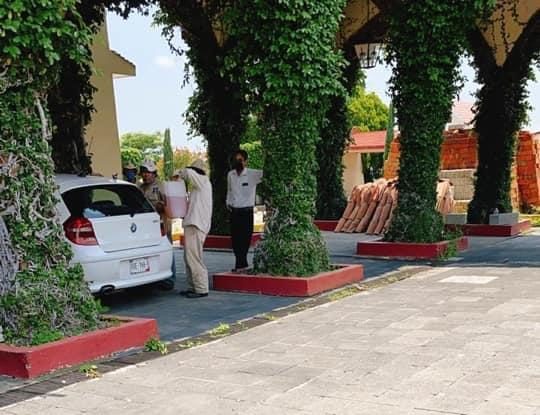 Cachan a funcionarios de Cuernavaca robando la gasolina del ayuntamiento
