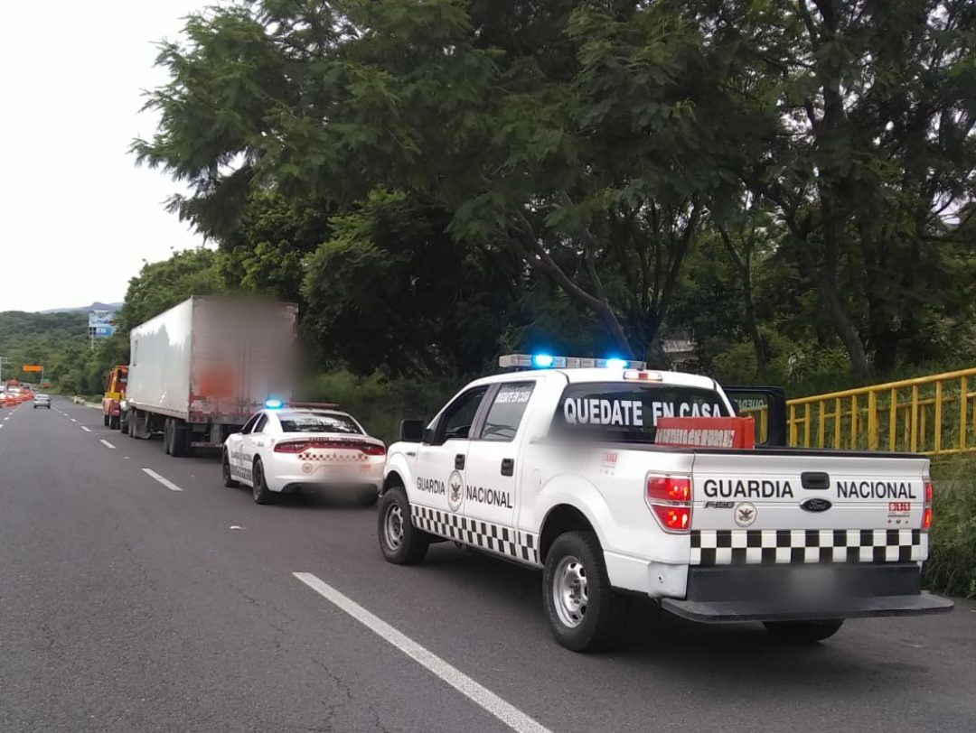 Frustran robo de dos camiones cargados con toneladas de abarrotes