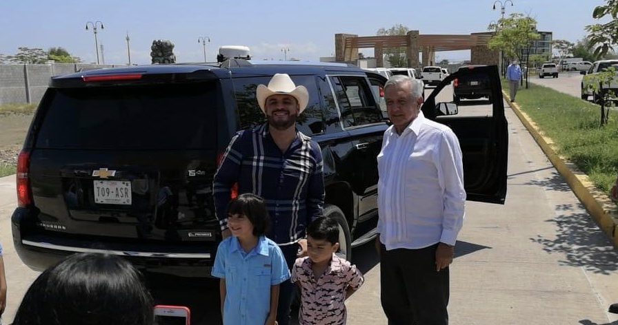 El Komander presume fotografía con AMLO