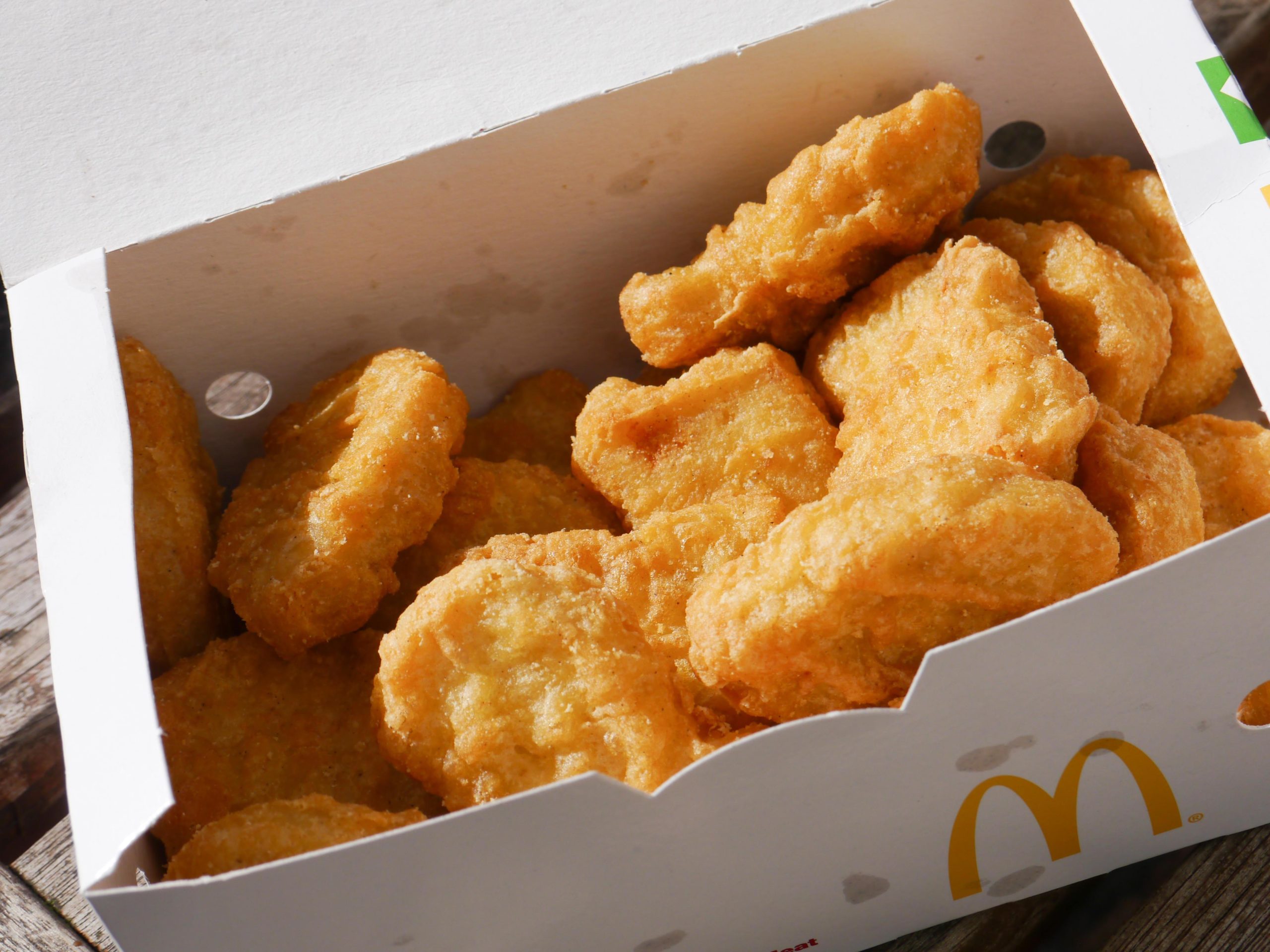 Niña casi muere por comer un nugget con un trozo de cubrebocas de Mc Donald’s