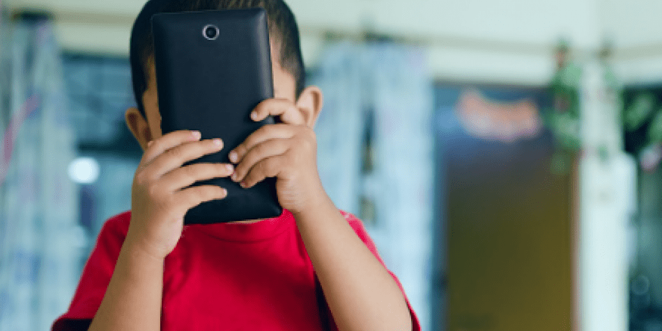 Niño apuñala a su padre porque le quitó el celular en España