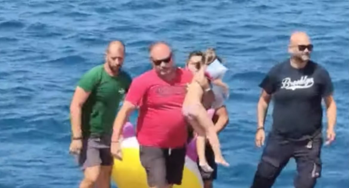 Rescatan a una pequeña que flotaba a la deriva