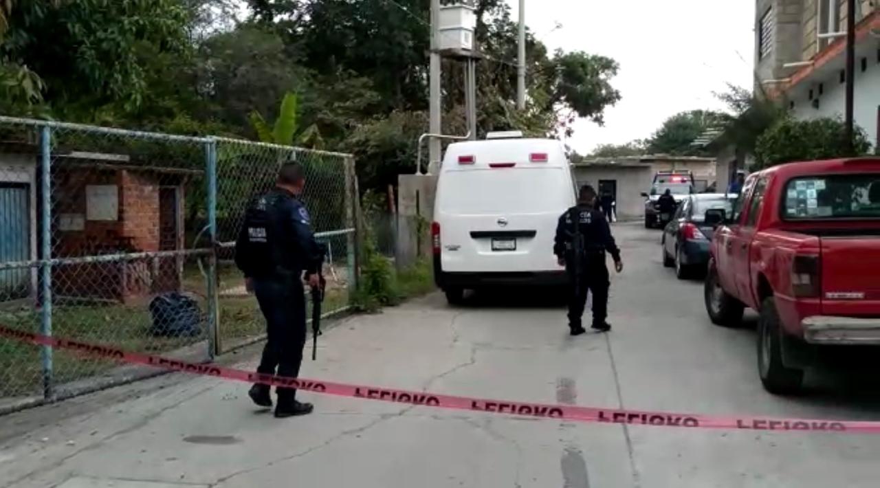 Dejan cadáver en bolsas de basura junto a un mensaje en Puente de Ixtla
