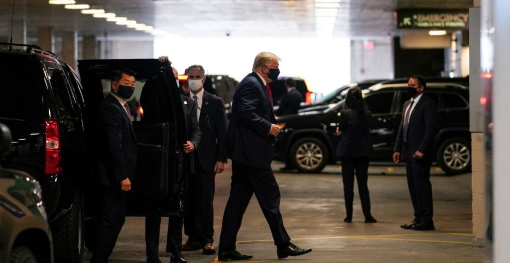 Trump visita a su hermano menor en un hospital de New York.