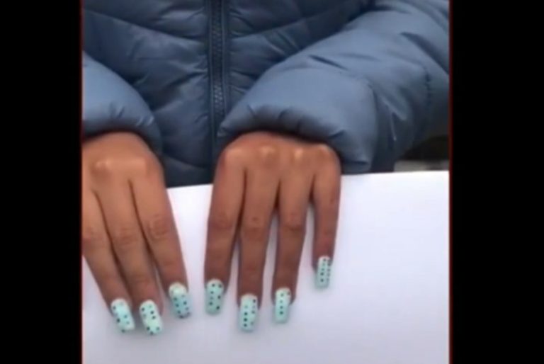Sorprenden a aspirantes a maestras con ACORDEÓN ¡EN LAS UÑAS!