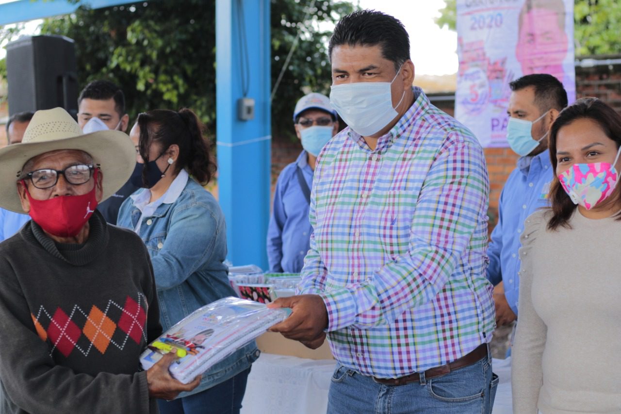 Entregan útiles escolares gratuitos a estudiantes de Yecapixtla
