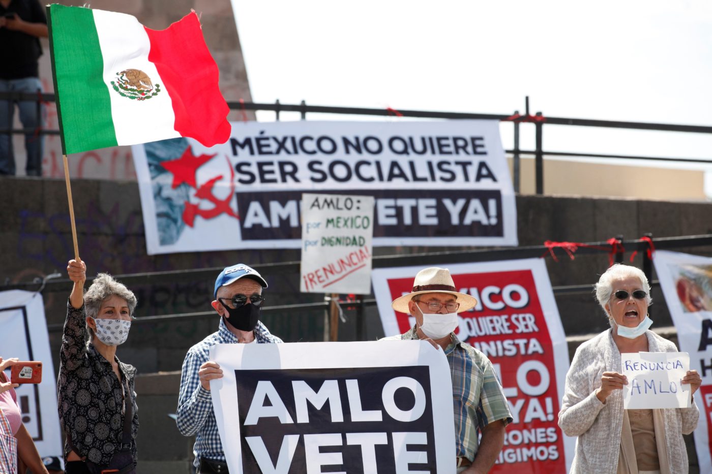 A la primera manifestación de 1000 personas AMLO se va de la presidencia