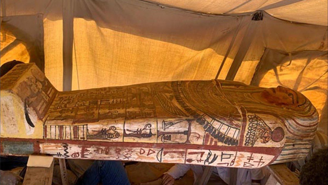 Descubren 27 sarcófagos sellados de hace 2 mil 500 años en Egipto