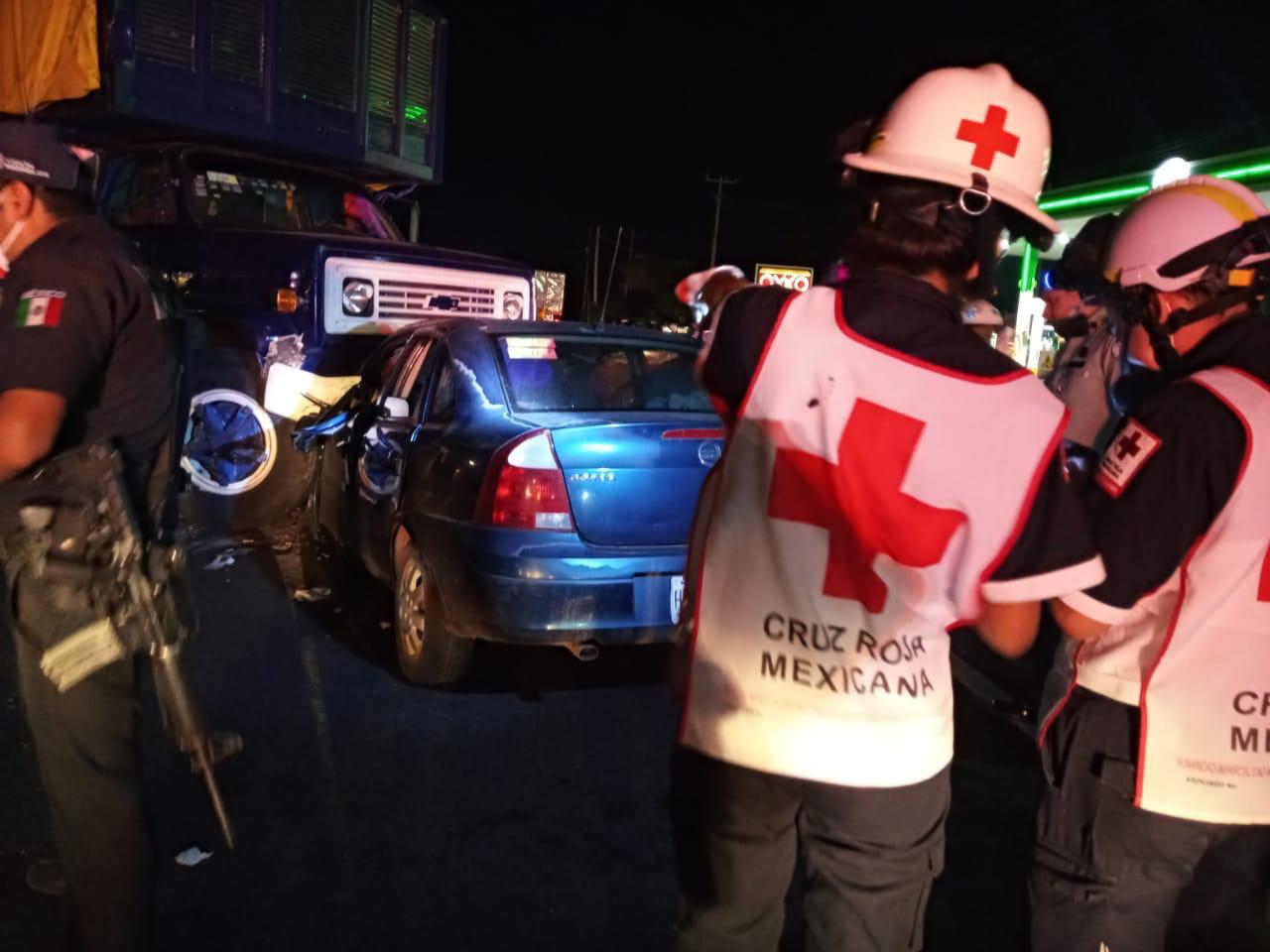 Impacta su auto contra un camión en la México-Cuautla