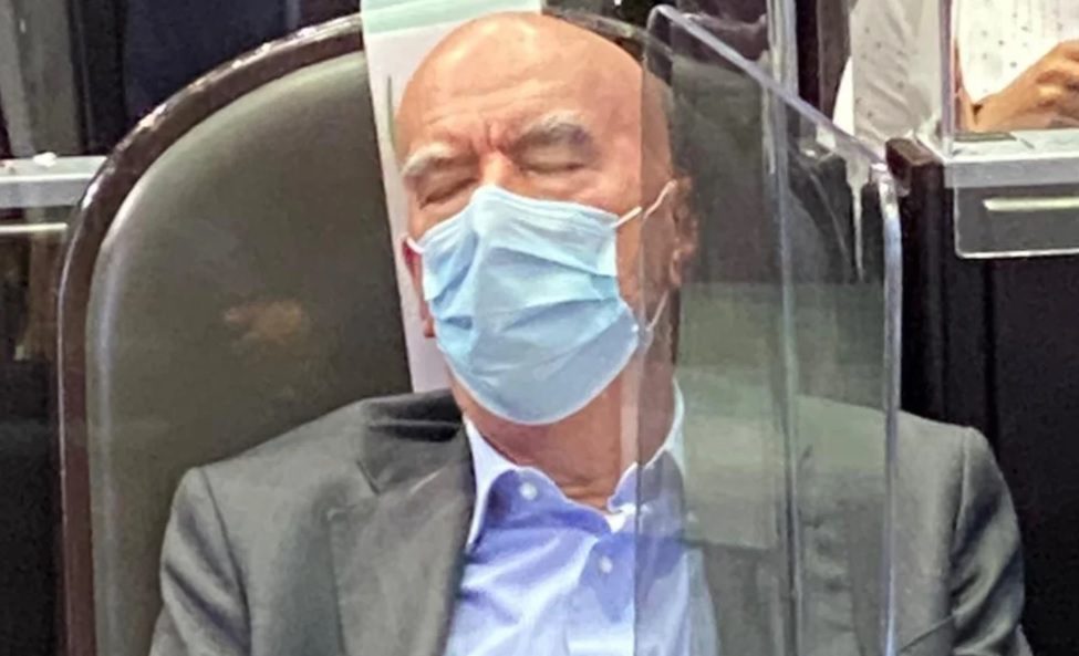 Captan dormido al senador Dante Delgado durante sesión para recibir el Segundo Informe