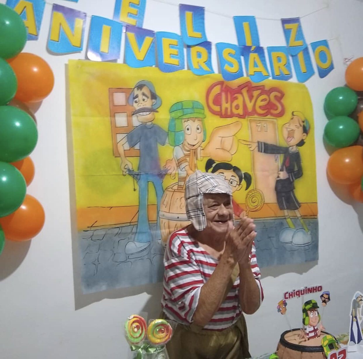 Abuelito festeja su cumpleaños 92 disfrazado del Chavo del 8