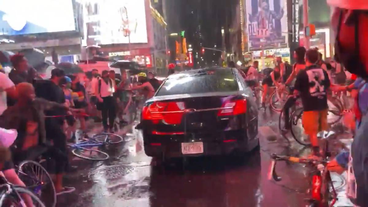 Auto atropella manifestantes en Time Square Nueva York