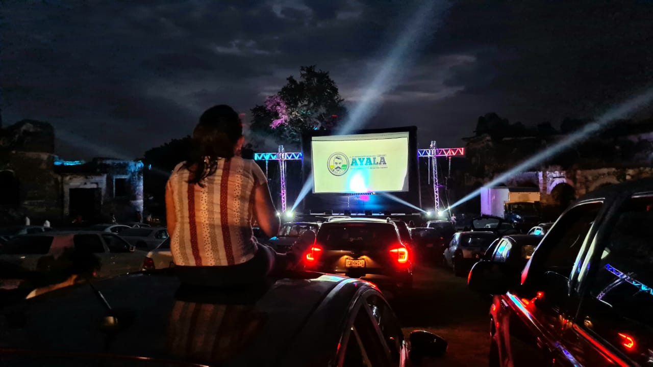 Familias de Ayala asisten al autocinema