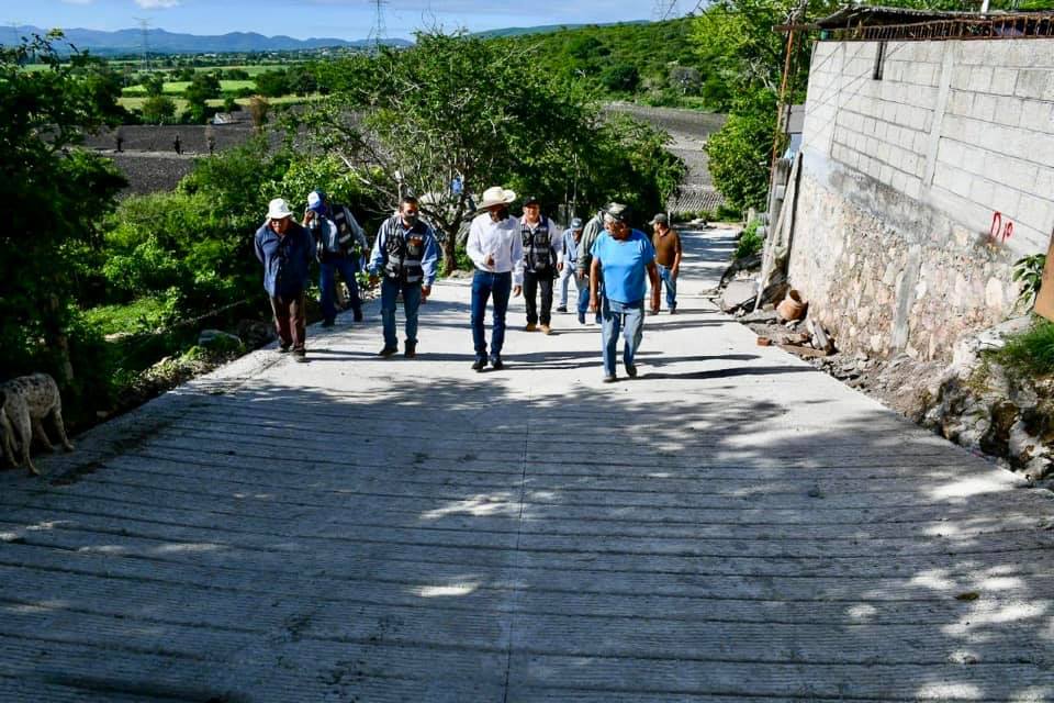 Avanzan obras de drenaje y pavimentación en Ayala