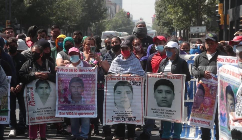 Padres de los 43 normalistas protestan afuera de la SCJN
