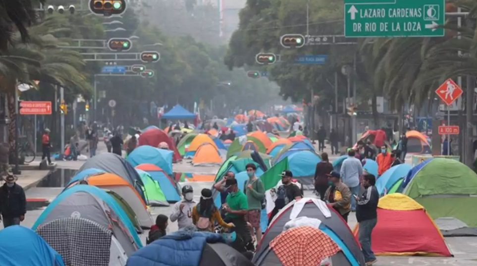 Líderes del Frente Anti-AMLO obsequian tiendas de campaña a jóvenes en situación de calle