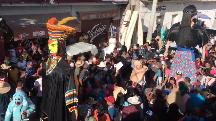 Se olvidan de ‘la sana distancia’ en Coatetelco y festejan las mojigangas