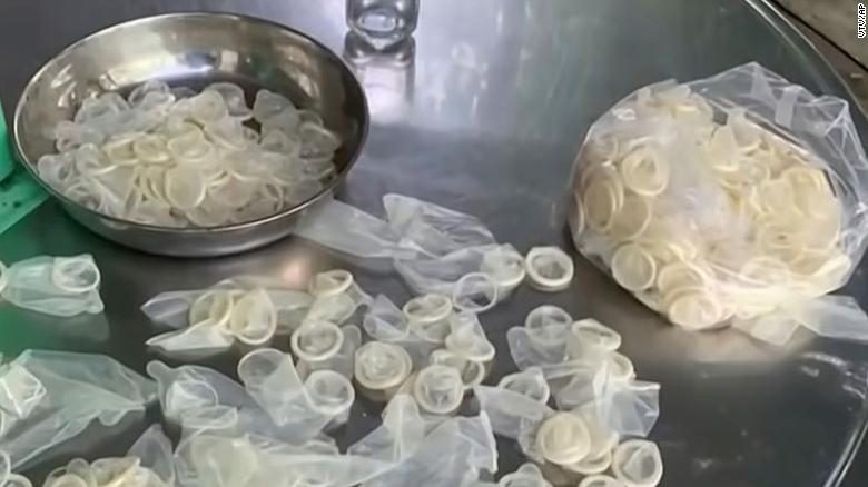 Decomisan 350 mil condones usados que limpiaron para ser revendidos