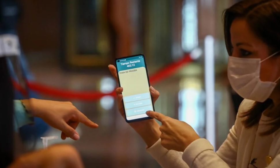 Diputados federales aseguran que les ESPÍAN sus celulares